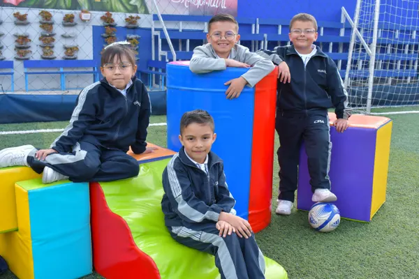 Niños de primaria del Colegio Psicopedagógico La Acacia