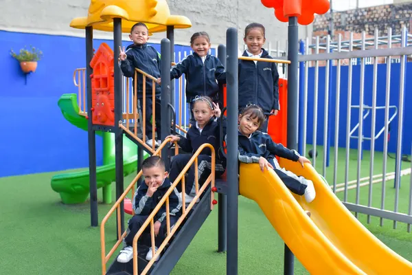 Niños de primaria del Colegio Psicopedagógico La Acacia