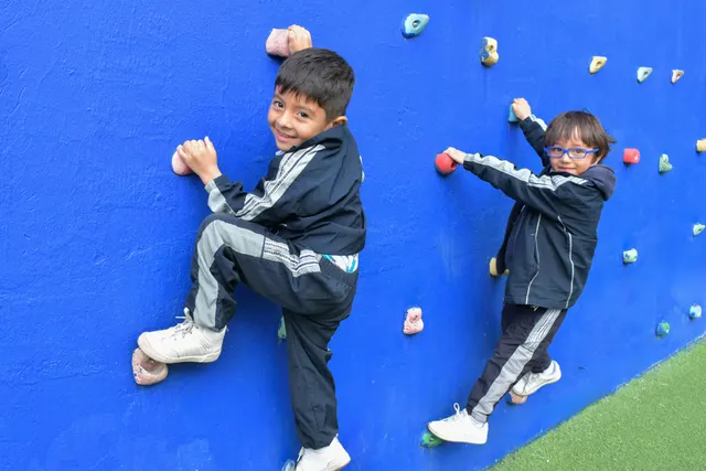 Niños de primaria en clase del Colegio Psicopedagógico La Acacia