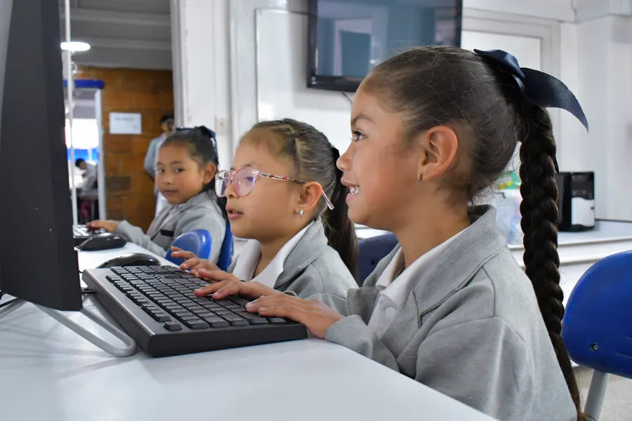 Niños en el aula del Colegio Psicopedagógico La Acacia