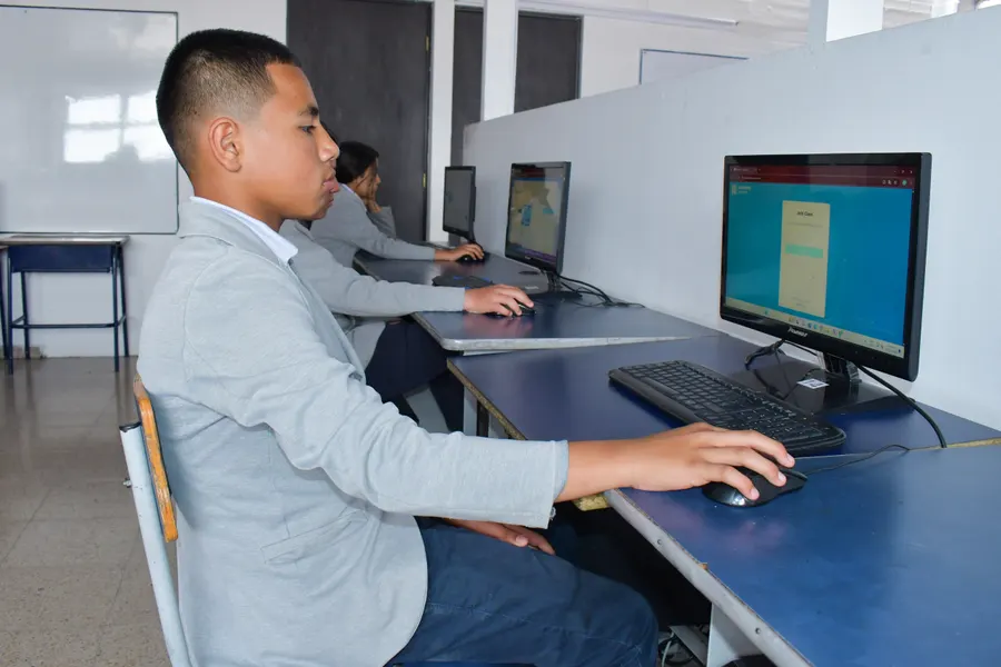 Estudiantes de secundaria del Colegio Psicopedagógico La Acacia
