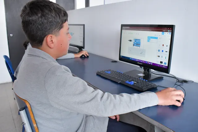 Estudiantes en actividades académicas de bachillerato