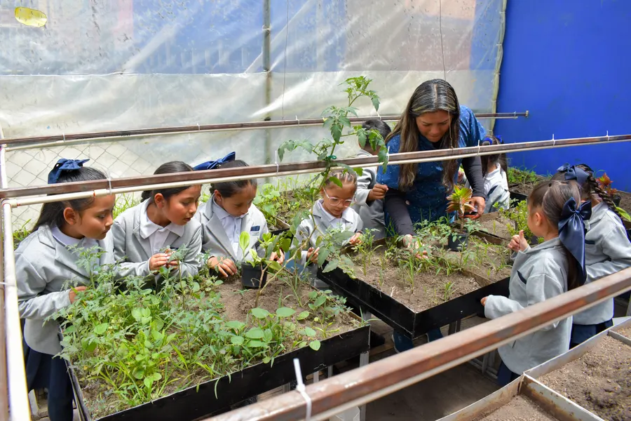 Estudiantes de secundaria del Colegio Psicopedagógico La Acacia